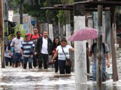 Chuvas e inundações no Brasil. Chuva leva turistas a pagar milhares para deixar zonas inundadas